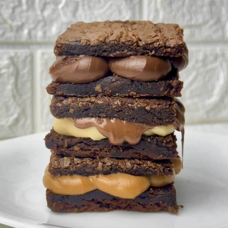 Só 9,99 cada! Aqui você se delicia com 3 Manda Brownies, um de cada sabor: Ninho com Nutella, Doce de leite artesanal e Brigadeiro. Então aproveite e peça agora mesmo! Tam 6x6cm Peso médio: 100g cada