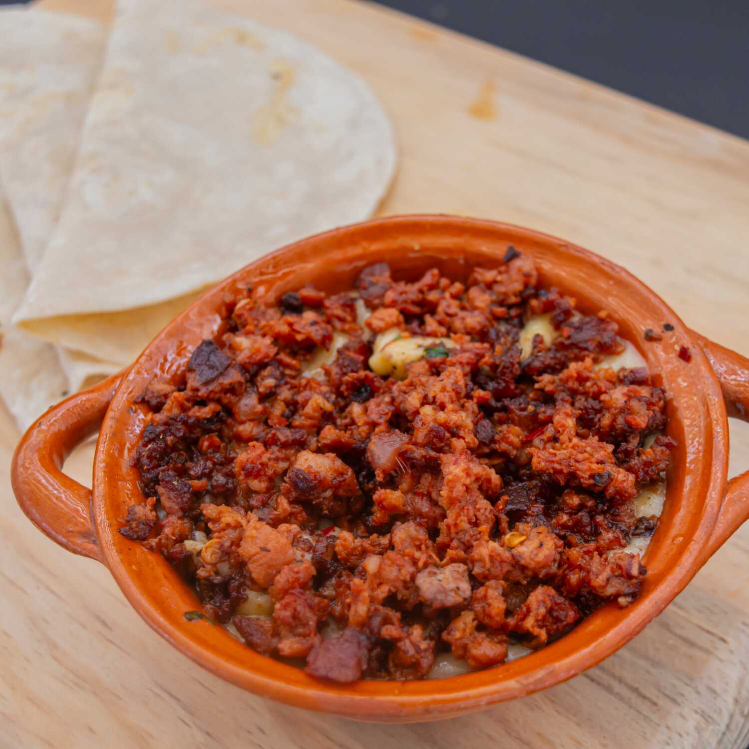 Queso Fundido con Chorizo