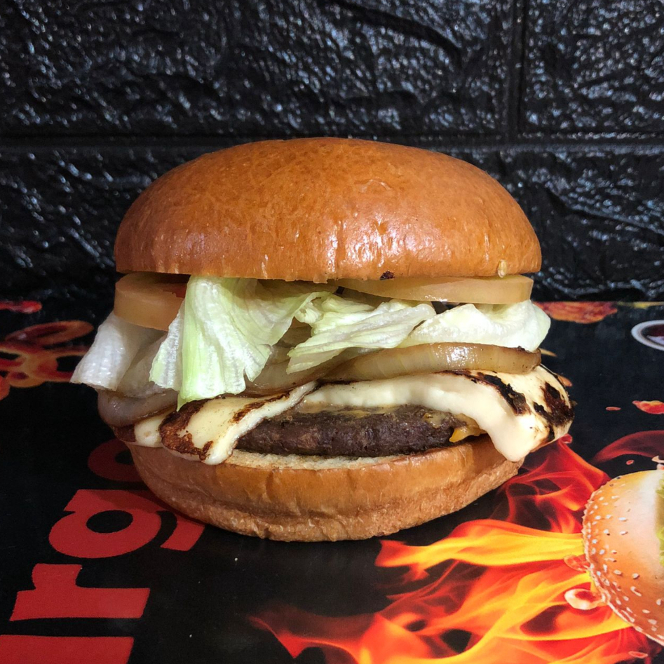 Pão brioche selado na chapa, carne bovina 100g preparada na grelha, queijo coalho, picles, alface americana, tomate, cebola caramelizada e molho opcional.