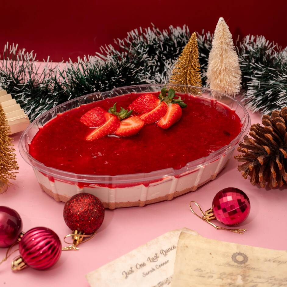 Nossa Torta cheesecake cremosa e leve, base crocante de biscoito com creme suave de cream cheese e coberta com geleia artesanal de Morangos. Uma sobremesa fresca, equilibrada e perfeita para servir a família inteira.