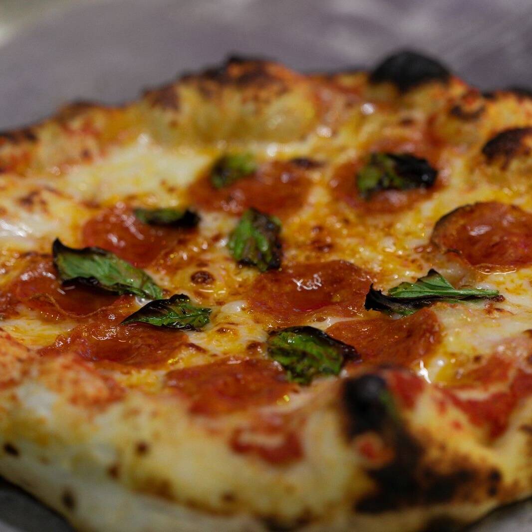 Pizza Pepperoni y Albahaca