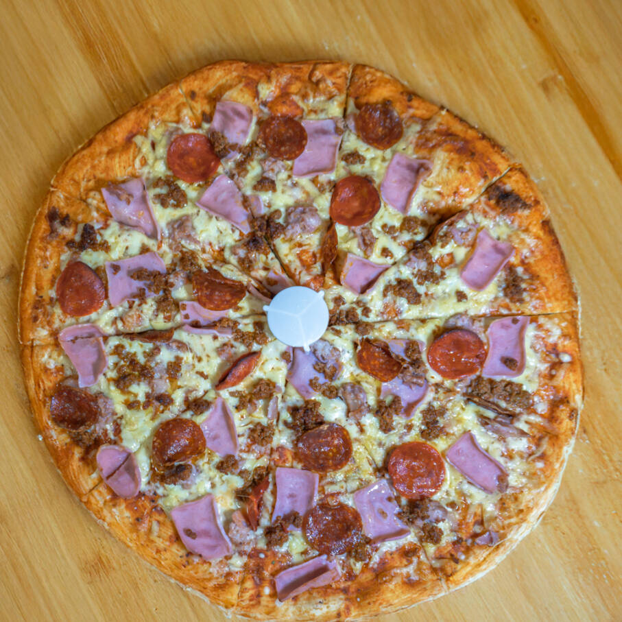Combinación Jamón , Chorizo , Peperoni 16"