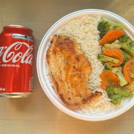 Marmita com delicioso filé de frango grelhado acompanhado de arroz branco, feijão e mix de legumes. Acompanha refrigerante lata Coca Cola 350ml bem gelada. Marmita indicada para 01 pessoa.
