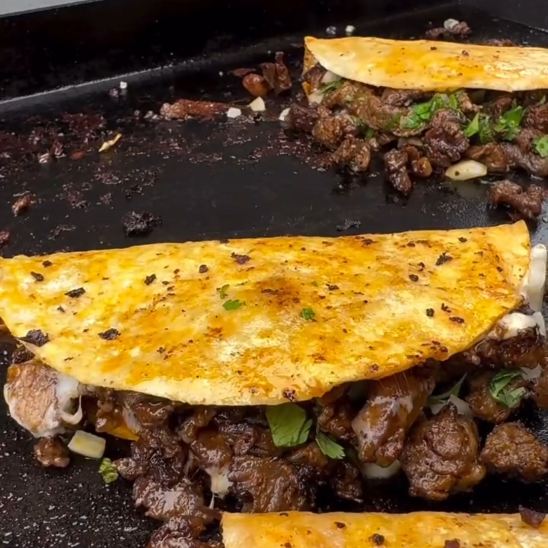 TACO DE ASADA CON COSTRA DE QUESO.
