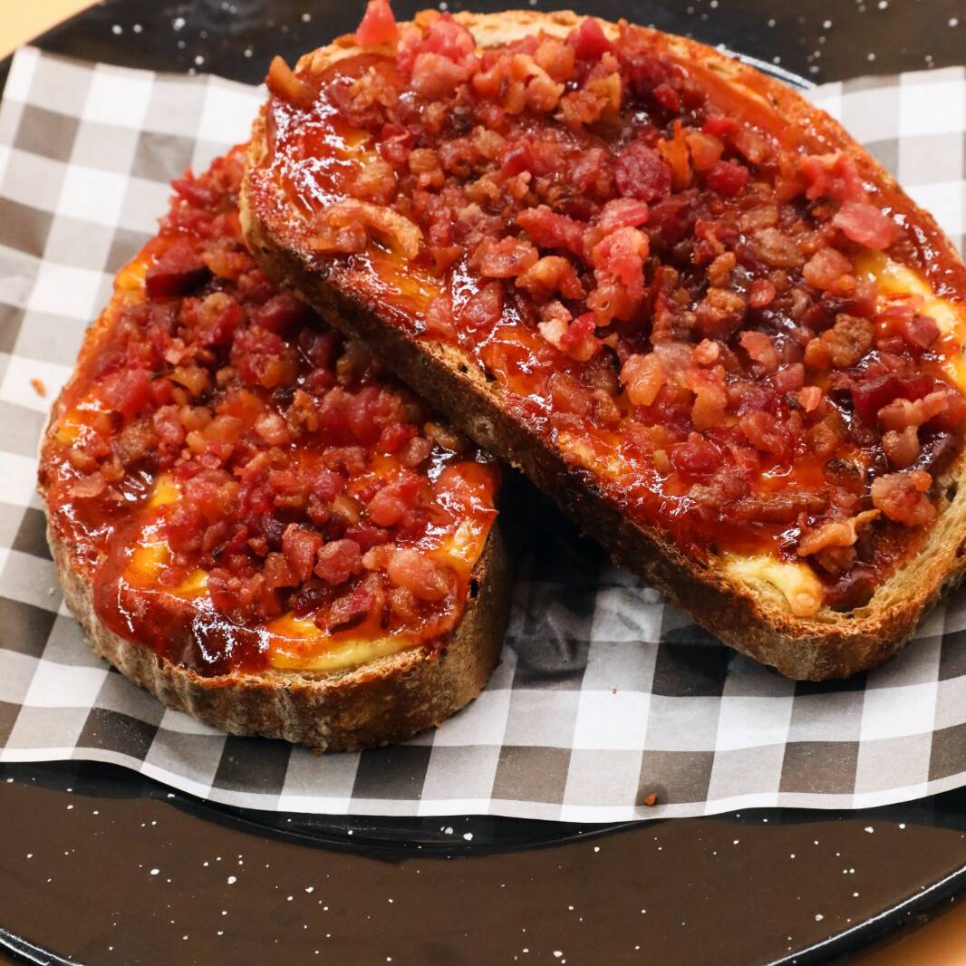 Toast de Tocino y Queso