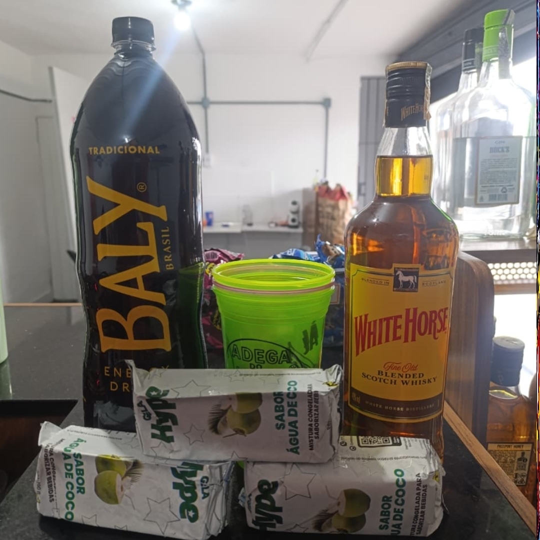 1 Garrafa White Horse 1 L + 1 Baly tradicional 2L + 3 gelos de coco