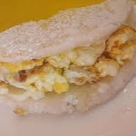Tapioca feita com Massa Artesanal, ovo frito, queijo mussarela e catupiry