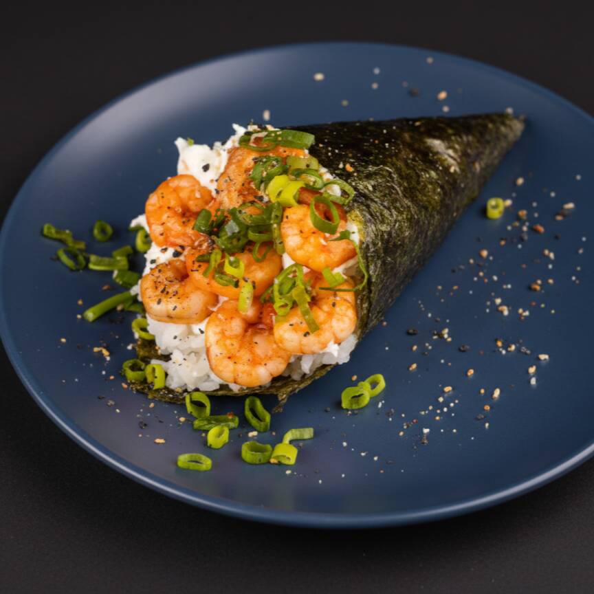 Camarão cozido, arroz japonês, cream cheese, cebolinha e gergelim moído.