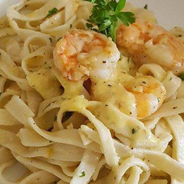 Fettuccini Alfredo con Camarones
