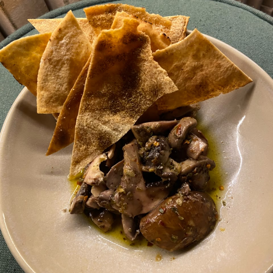 Cogumelo paris curtido em dois limões, orégano, pimenta calabresa e torradas de pita temperadas. (150g)