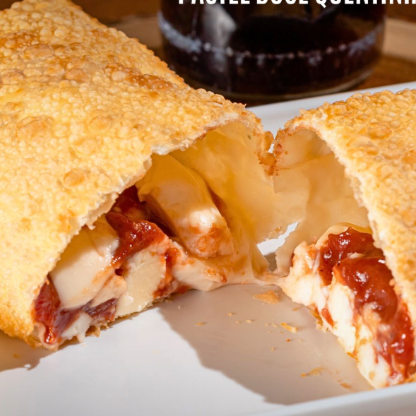 Remetendo a Minas Gerais nosso tradicional pastel de Romeu e Julieta, a junção da goiabada e do queijo derretidos.