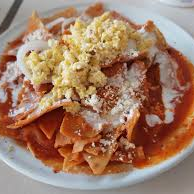 Chilaquiles rojos con huevo