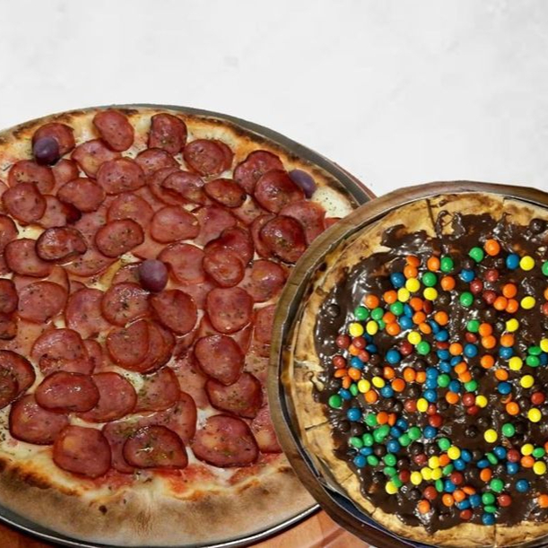 Uma pizza grande de ( 8 Fatias) e uma pizza pequena doce ( 4 Fatias)