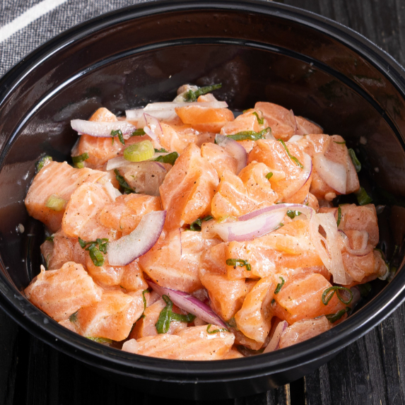 Salmão em Cubos, Cebola Roxa, Cebolinha, Coentro, Tomate Cereja e Molho da Casa. -300 Gramas-