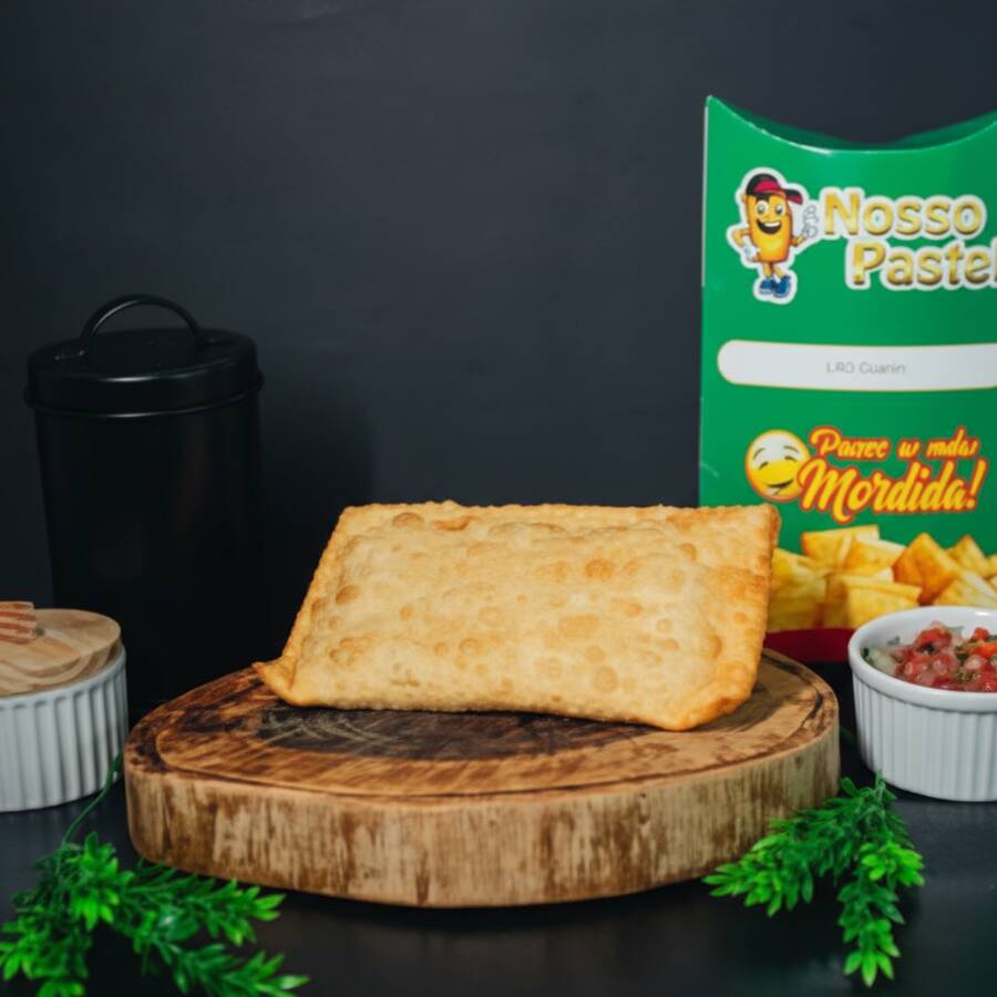 Aproveite a liberdade de dar asas à sua criatividade com o nosso 'Pastel a Gosto do Cliente (Pastel 20x10)'. Esse é um prato da categoria 'Monte do seu jeito!' onde você tem o poder de personalização. Escolha até 2 recheios saborosos e 2 acompanhamentos irresistíveis para criar o seu pastel perfeito. Com um recheio generoso que vai de ponta a ponta, a massa é crocante e sequinha, ressaltando ainda mais o sabor. O pastel, de 20x10cm, é preparado e frito na hora, garantindo a máxima frescura e qualidade. *Imagem ilustrativa.