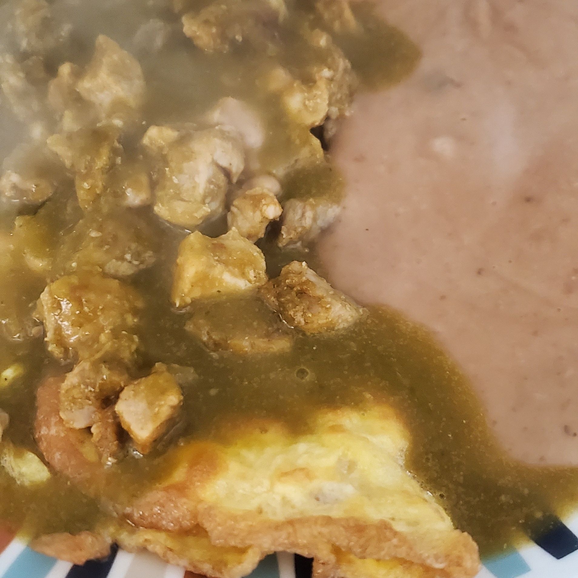Huevo con Pierna en Salsa Verde y Frijoles