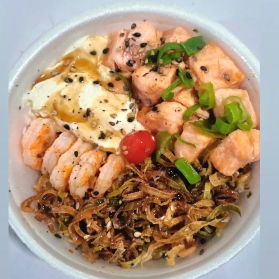 Arroz japonês, salmão, camarão, cream chesse, alho poró