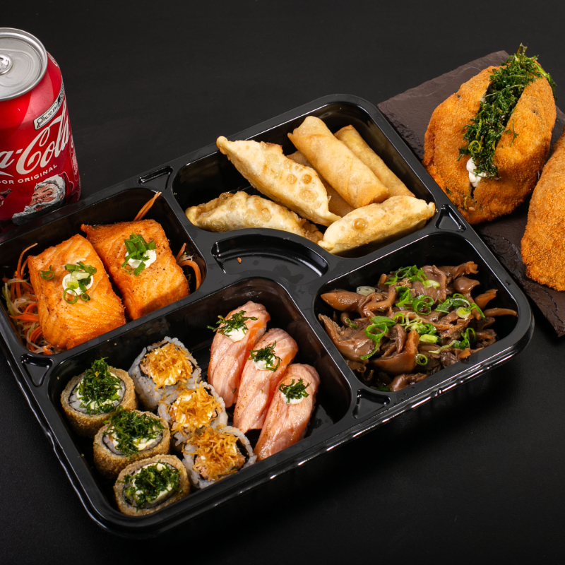 item 03 guiosa 03 harumaki queijo 01 porção shimeje 02 pedação salmão 03 niguiri flambado 03 uramaki grelhado 03 hot couve