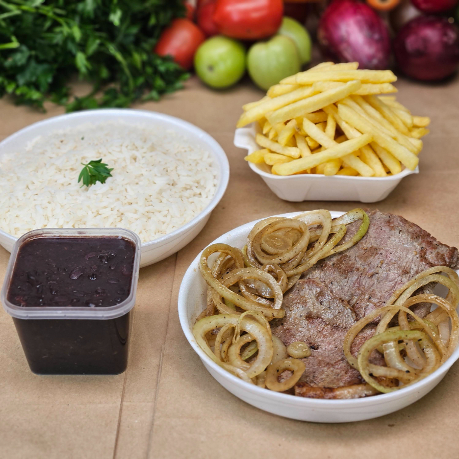 Sabe aquela comida caseira, preparada com temperos naturais e muito capricho? É exatamente isso que oferecemos em nossos kits: refeições feitas com amor, do jeito que servimos em nossas próprias casas. Nesse kit, você receberá o seu pedido da seguinte maneira: - Arroz temperado com cebola e alho (350 g) – Marmita P - Feijão do Dia (250 ml) – Potinho lacrado - Batata frita crocante (120 g) – Marmitinha H3 - bife de coxão mole com cebola grelhada (160 g) – Marmita M Serve 1 a 2 pessoas