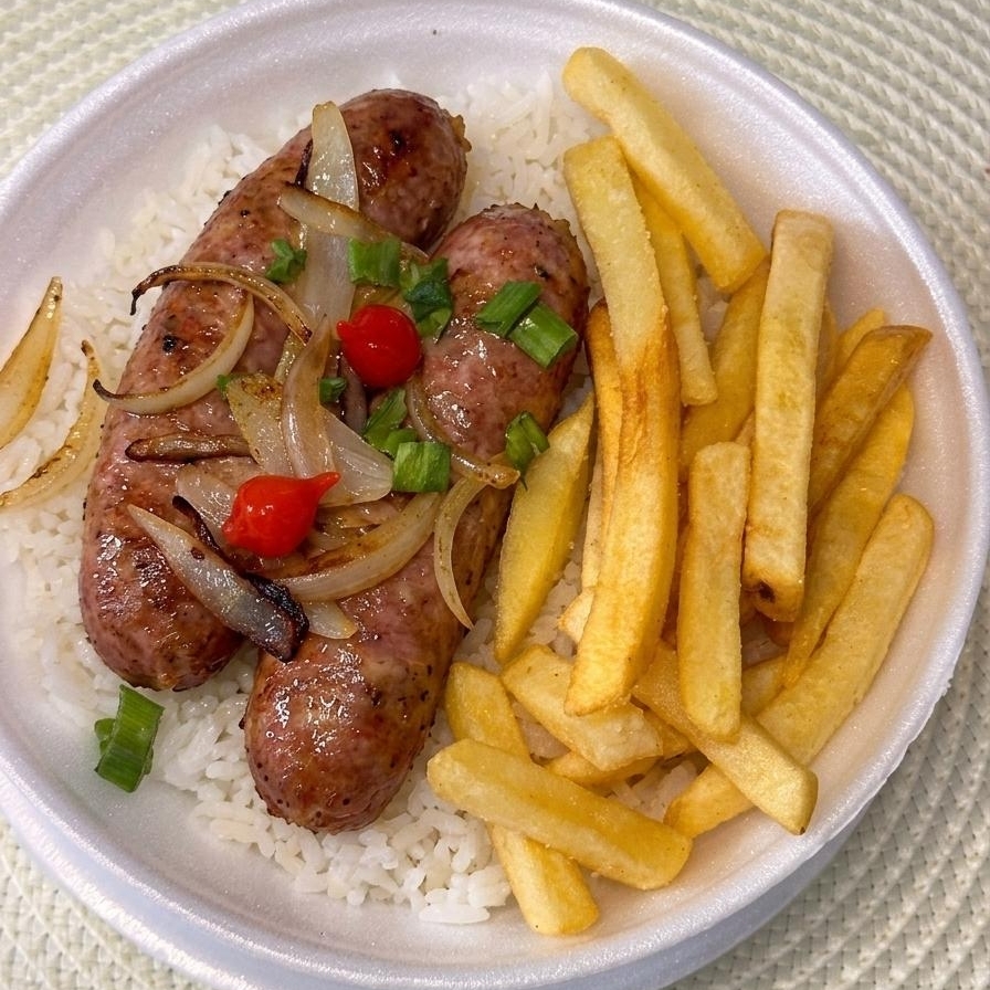 Linguiça toscana frita, arroz branco, feijão, batata frita e salada do dia