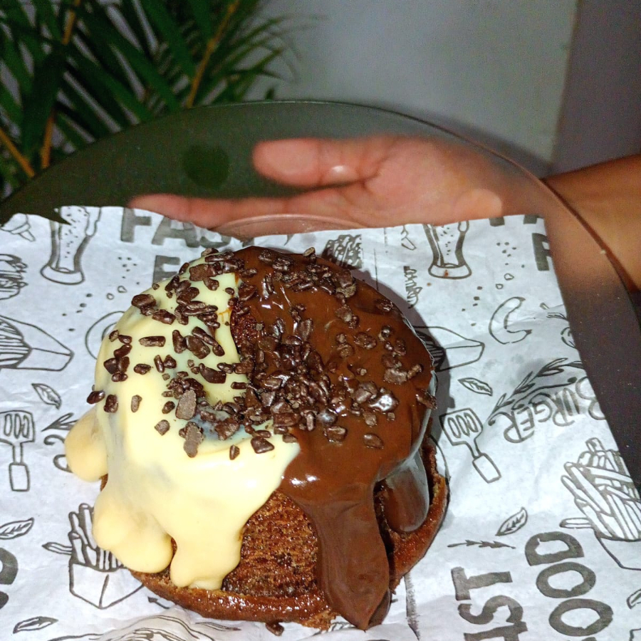 Bolo massa de chocolate macia e perfeita coberto com um delicioso creme de chocolate e creme de ninho ideias para matar a vontade de um docinho 🍰😋