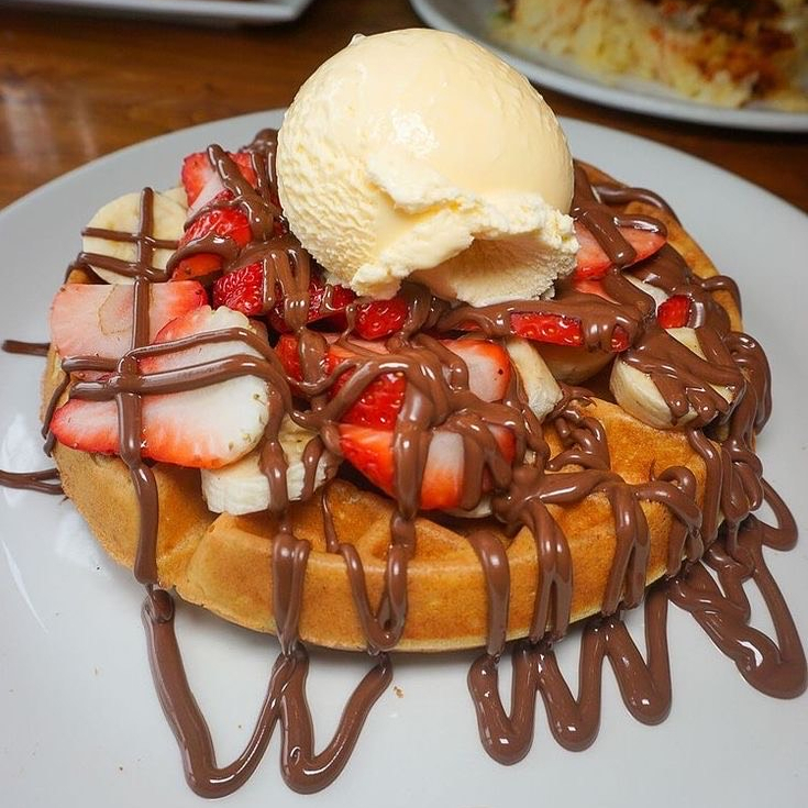 Waffle de cajeta con fresa.