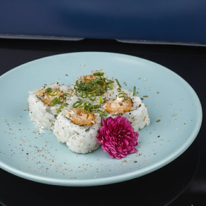 Camarão crocante, arroz japonês, cream cheese e gergelim moído.