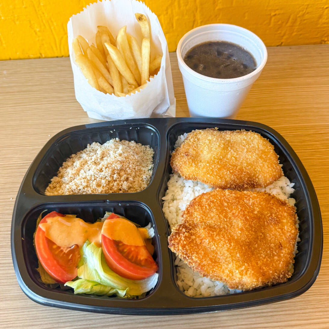 Arroz soltinho, feijão saboroso e frango crocante por fora e macio por dentro. Acompanha batata frita sequinha, farofinha e salada. Um clássico que não tem erro.