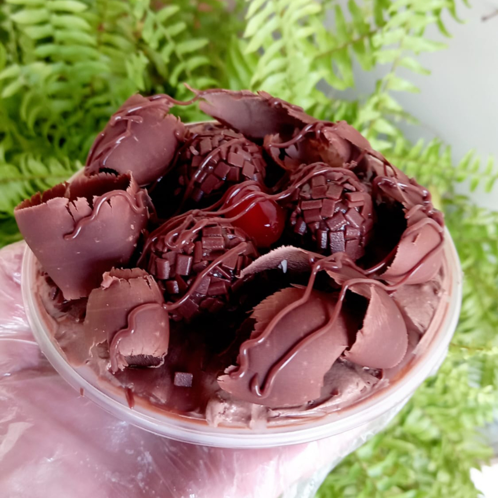 Bolo de chocolate molhadinho, recheio de musse de chocolate com brigadeiro cremoso, cobertura raspas de chocolate com Docinhos e cereja. Embalagem de 500ml