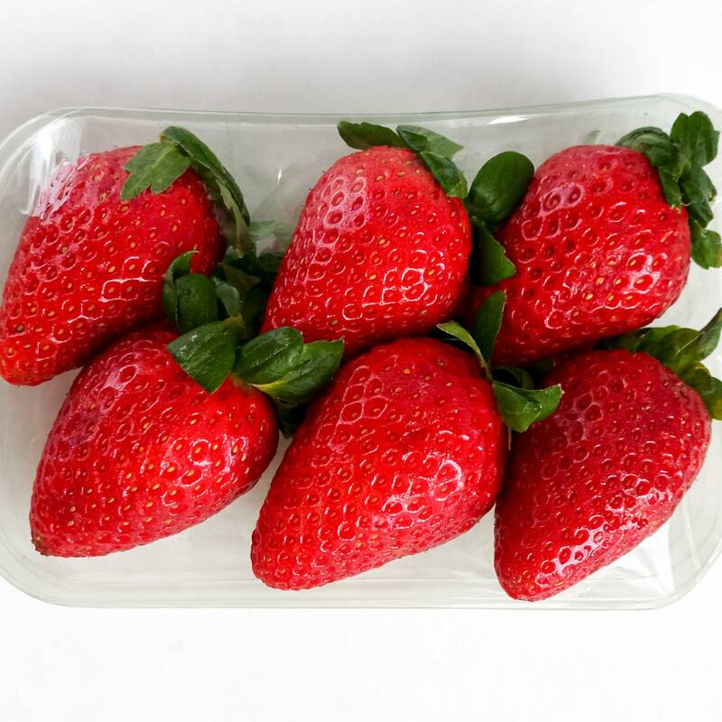 Morangos frescos selecionados, tamanhos médio e graúdo. Produto natural, com variação de tamanho conforme disponibilidade.
