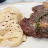 Ancho ao molho de ervas com fettuccine molho branco.