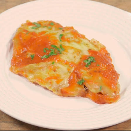 O linguado é um peixe de carne branca, suculento e de sabor suave. Nosso parmegiana é feito com queijo mussarela e molho de tomate. Escolha até 3 acompanhamentos.