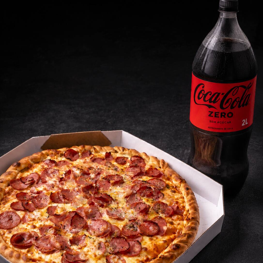 1 Pizza BIG com 12 fatias (Até 2 Sabores) + Coca-Cola 2L GRÁTIS! Aproveite essa promoção imperdível com pizza grande recheada, ingredientes selecionados e refri 2L grátis. Ideal para compartilhar em família ou com amigos. Promoção por tempo limitado, peça agora com entrega rápida, melhor custo-benefício, pizza artesanal, pizza quentinha, combo pizza + refrigerante, oferta exclusiva, delivery de pizza, pizza grande e refrigerante grátis.