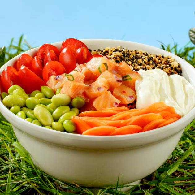 Base e tamanho à sua escolha, ceviche de salmão (salmão, cebola roxa, pimenta, cebolinha e limão), tomate cereja, edamame, picles de cenoura, cream cheese e farofa de panko com gergelim.