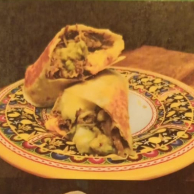 Tortilha macia, queijo, guacamole, alface, pernil e queijo