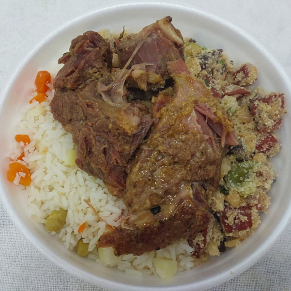 Acompanha, feijão tropeiro, costela de boi e arroz grego. (tamanho P 300g)