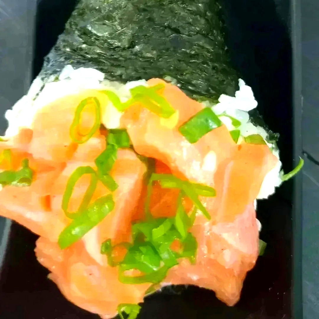 Salmão Fresco, Creme Cheese, Arroz Japonês, Cebolinho