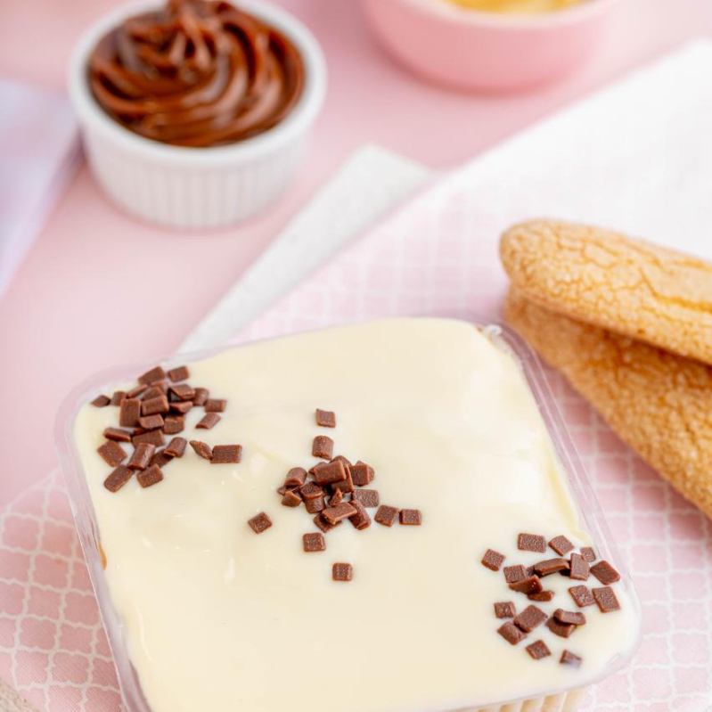 composto por bolacha champagne, trufa de chocolate nobre , creme belga , creme 4 leites e trufa de chocolate branca pote com aprox 450 gramas serve ate duas pessoas