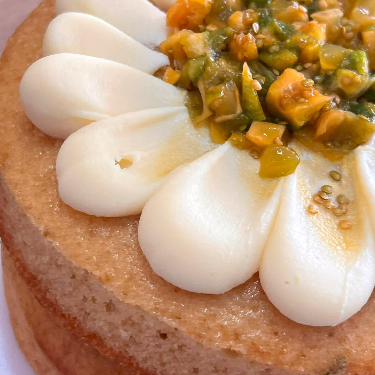 Torta Raíces de Chocolate Blanco y Lulo