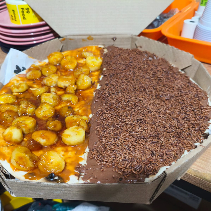 Pizza de 8 fatias doce de leite com banana e Brigadeiro
