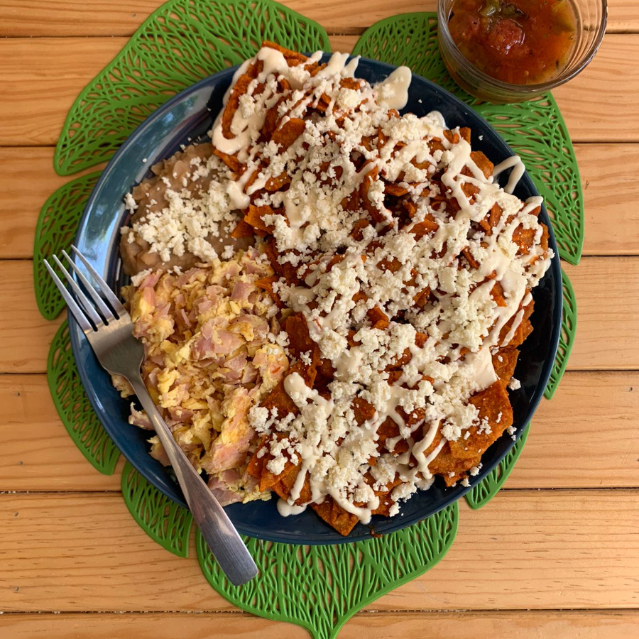 Chilaquiles Rojos con Huevos Revueltos y Refresco