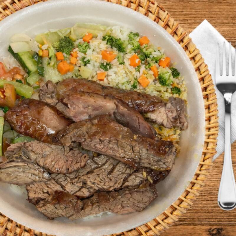 Marmitex grande com fraldinha assada no ponto da sua escolha! Acompanha arroz, feijão, farofa e uma guarnição de sua escolha!