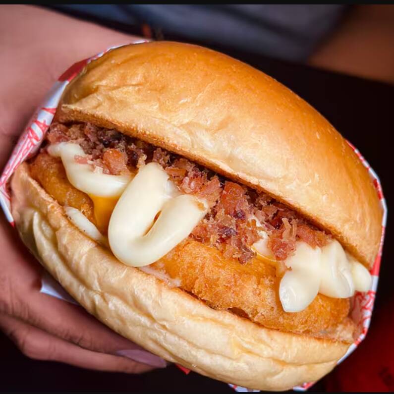 Pão amanteigado selado na chapa, disco de frango Seara Supreme, american cheese, Catupiry e farofa de bacon.