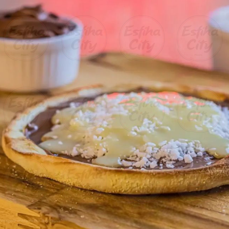 Chocolate cremoso com coco ralado.