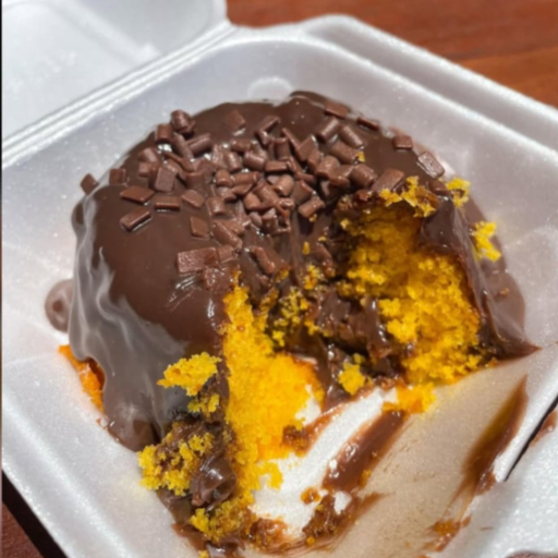 Mini bolo vulcão sabor chocolate com cenoura