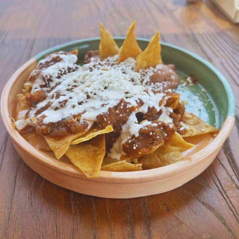 Chilaquiles Servidos con Crema, Queso y Frijoles