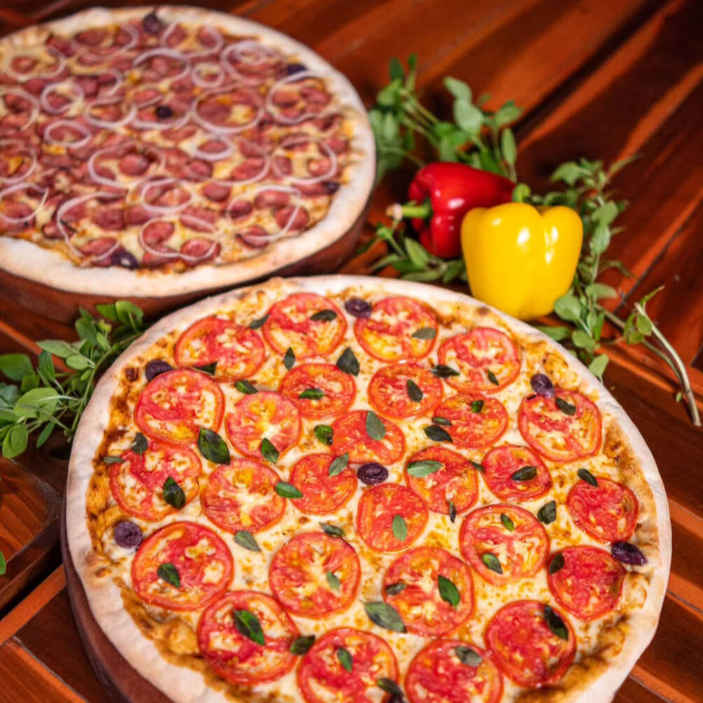Promoção de 2 pizzas grande Massa tradicional, molho artesanal e muito queijo com ingredientes selecionados