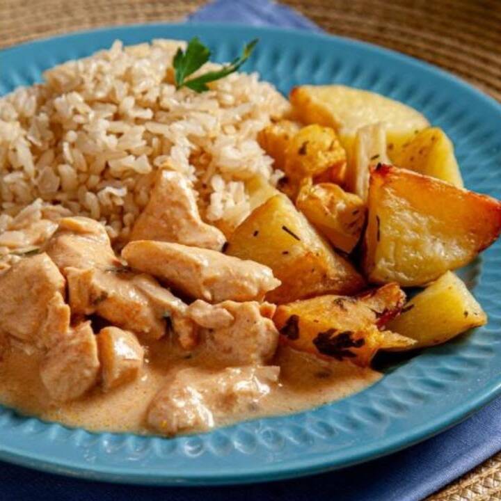 MARMITEX MÉDIA (ESTROGONOFE DE CARNE+ FILÉ DE FRANGO A MILANESA+BATATA A DORE+MACARRÃO A PRIMAVERA+ARROZ BRANCO+FEIJÃO) *IMAGEM ILUSTRATIVA
