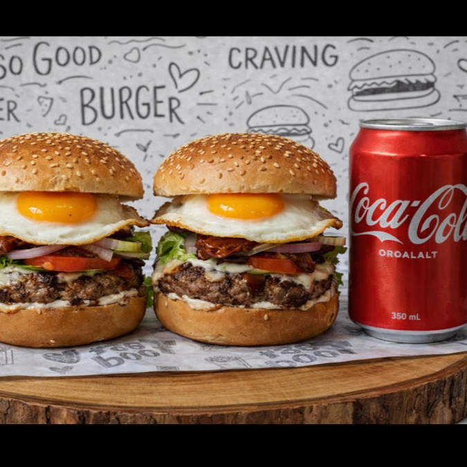 Combo Bg6 - 02 Chef Burger Completão + 01 Coca-Cola 350 ml Chef Burger Completão – O Sabor que Define um Verdadeiro Burger Gourmet Para quem busca intensidade em cada mordida, o Chef Burger Completão é a escolha certeira. Preparado com 01 disco de hambúrguer artesanal 140g, blend selecionado e o tempero especial do chef, ele entrega um toque defumado marcante que eleva o sabor ao nível Masterchef. A receita combina molho especial de alho com bacon, bacon em tiras crocantes, queijo mussarela derretido, calabresa e ovo frito, para você aproveitar 100% da explosão de sabor. Um clássico gourmet feito para entregar suculência, equilíbrio e prazer absoluto em cada mordida.