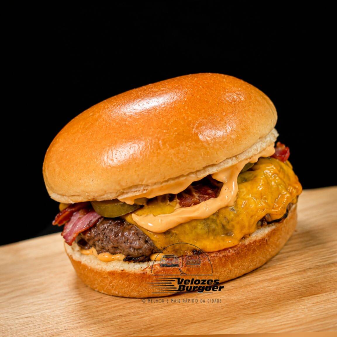 Pão brioche, carne bovina artesanal 180 g, queijo cheddar, bacon, jalapeño e molho Tasty.
Acompanha: 1 molho especial da casa e 4 sachês de ketchup.